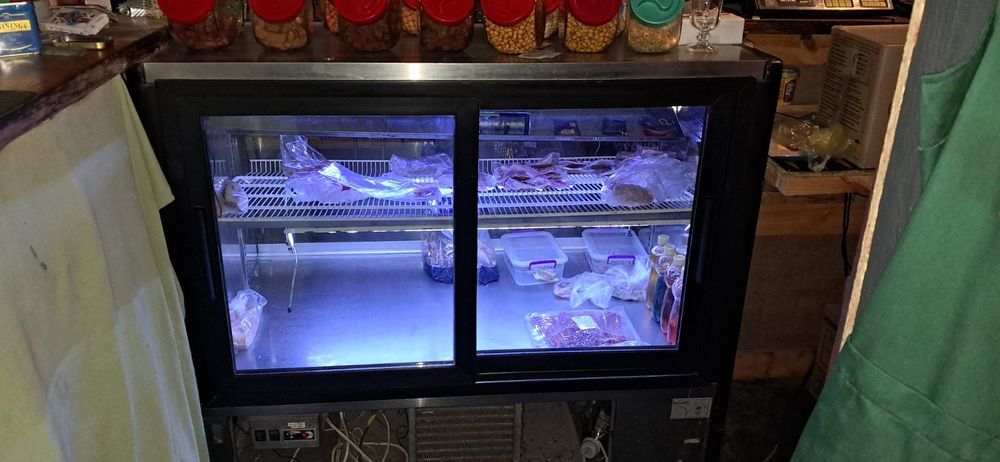 ТЕРМІНОВО продам холодильну вітрину європейського виробництва Igloo WCH