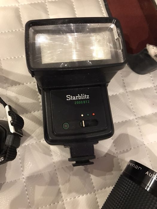 Máquina fotográfica Nikon com flash e objectiva