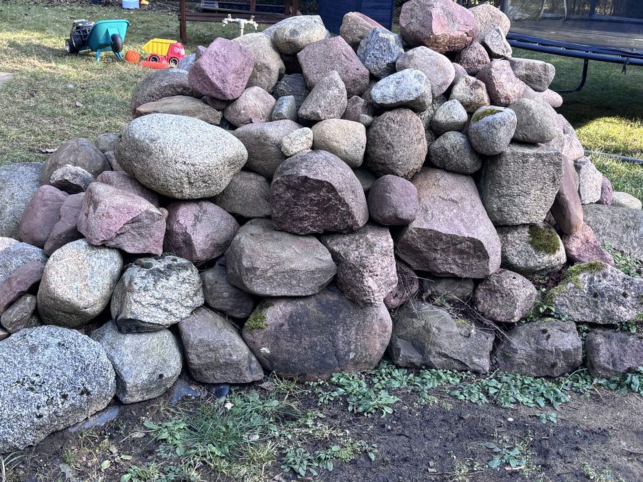 Oddam kamienie z ogrodu