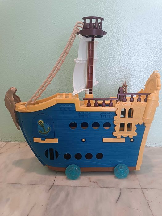 Barco brinquedo usado em bom estado