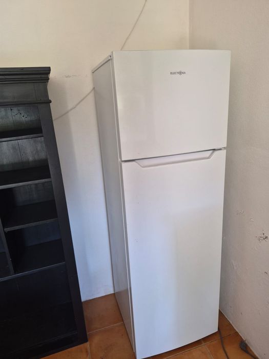 Frigorifico e sofà cama como novo vende-se