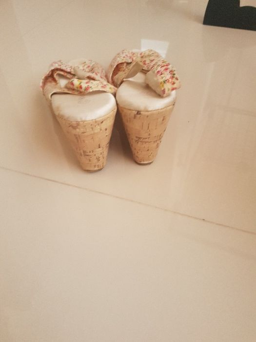 Buty na koturnie