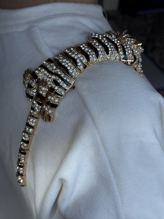 Lindo broche articulado em forma de tigre