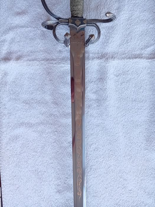 Réplica "OFICIAL" Espada Imperador Carlos V (Toledo) com factura original de 2001. Estado "MINT".