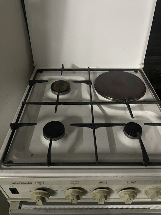 Fogao a gaz quase novo apesar de ja ter alguns anos ( teve pouco uso )