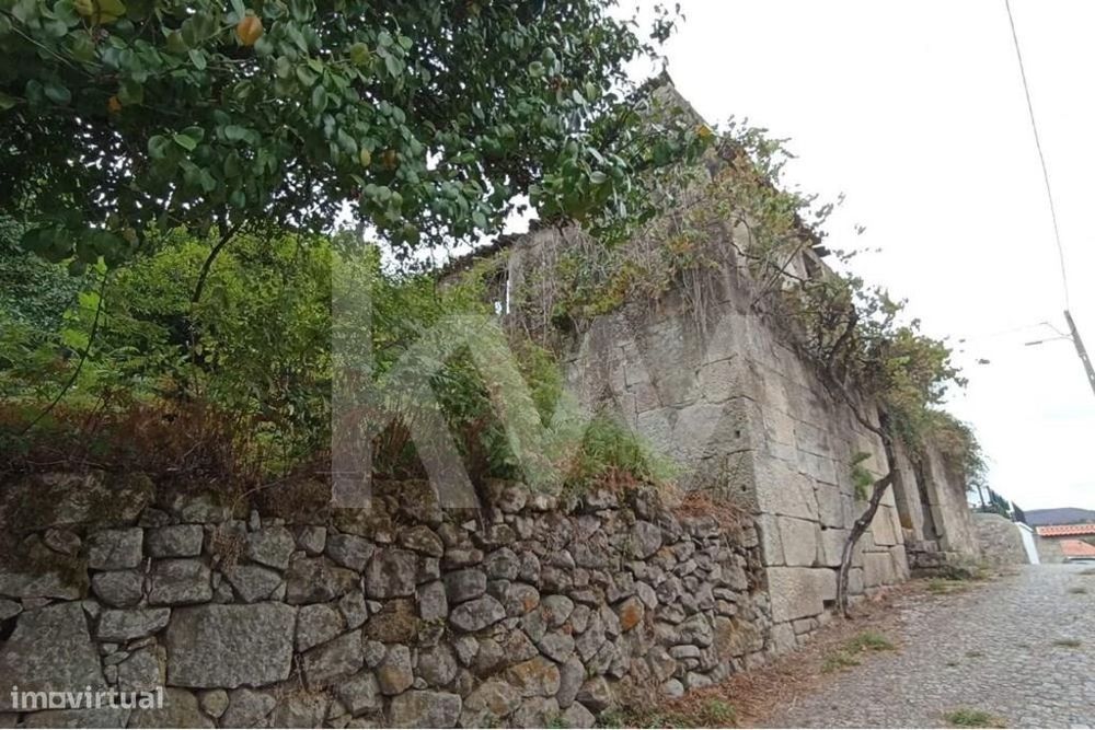 Moradia de grandes áreas, em granito, para restaurar, em Carvalhais, S