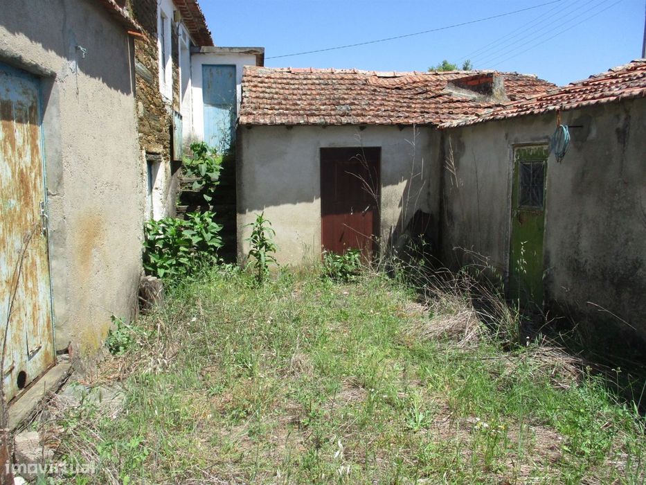 Casa de campo, terreno, Malhada do Cervo — Sarzedas, Castelo Branco