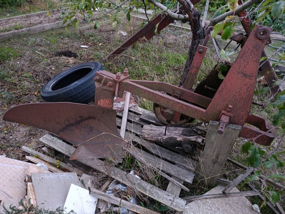 Трактор Т-25 з прицепом, дисковою та плугом