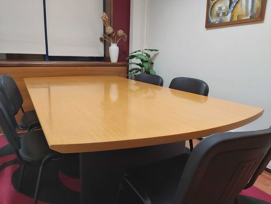 Mesa de reunião e cinco cadeiras