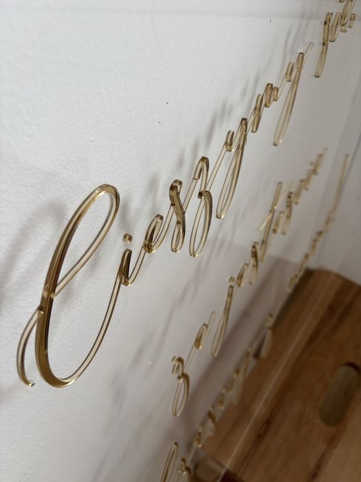 Tablica powitalna plexa pleksi ze złotym napisem