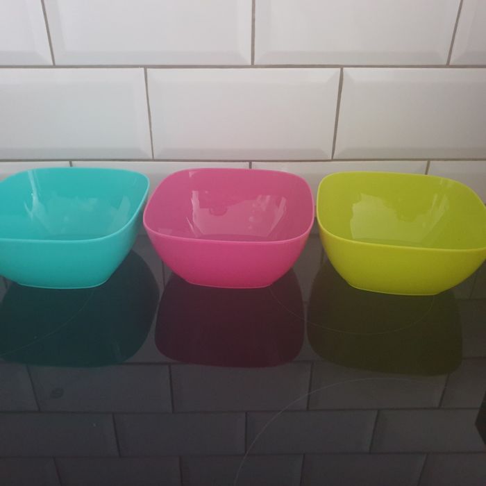 Nowe miseczki plastikowe do żywności