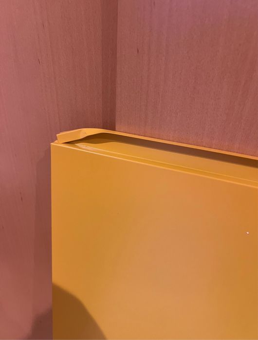 Movel amarelo em aço