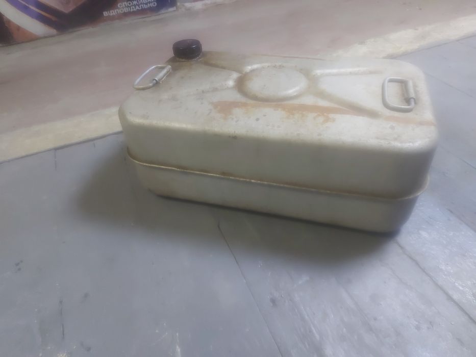 Продам канистру.А также остатки дизеля 100 литров .