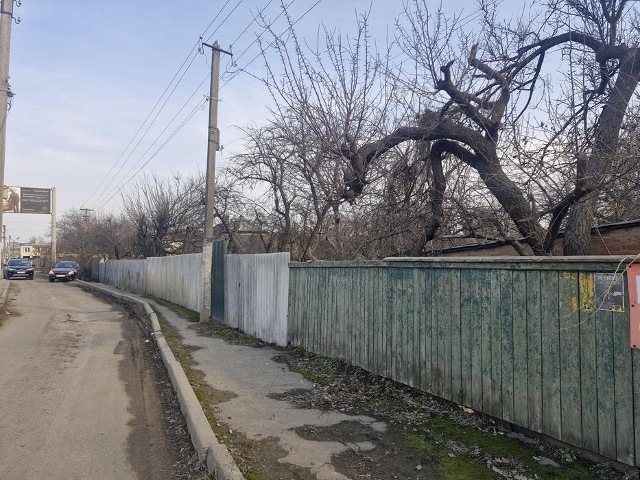 Продається 1/2 житлового будинку з ділянкою 10 соток та маленьким пруд