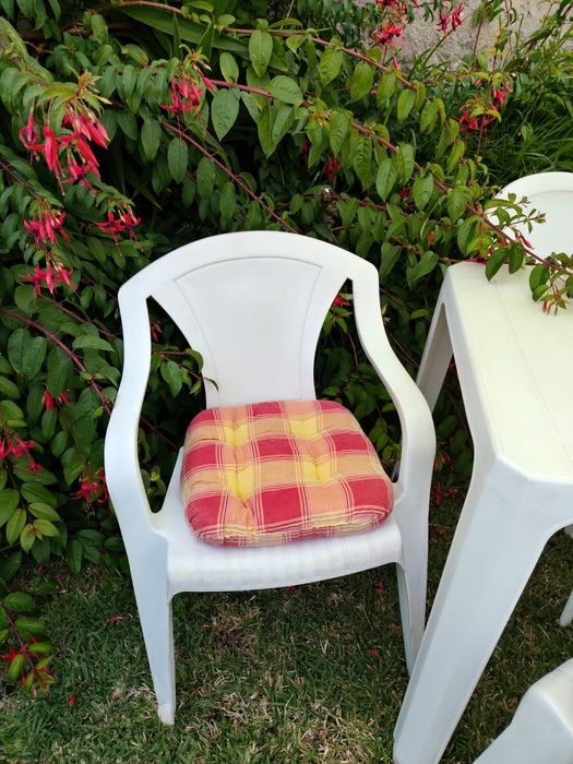 Dois conjuntos de mesa e quatro cadeiras