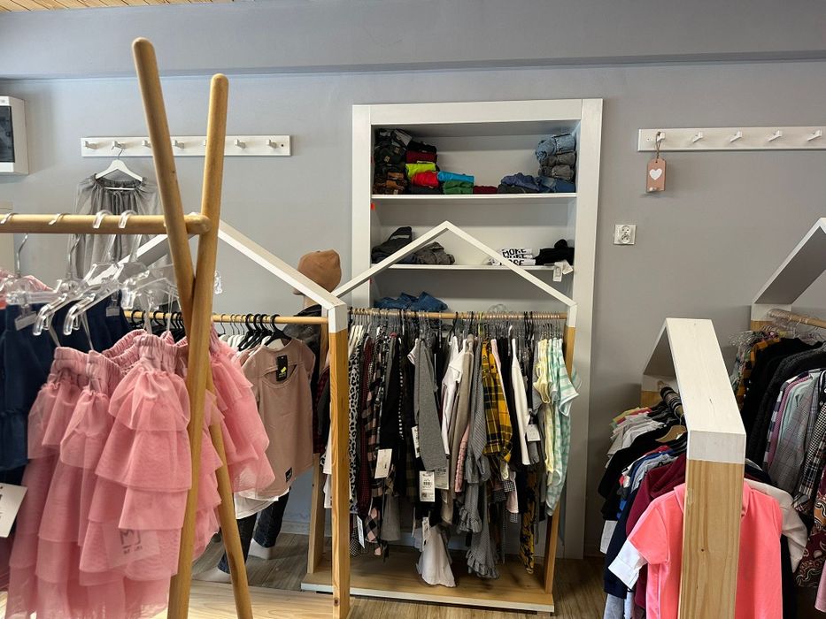 ekspozytory  wieszaki manekiny meble sklepowe