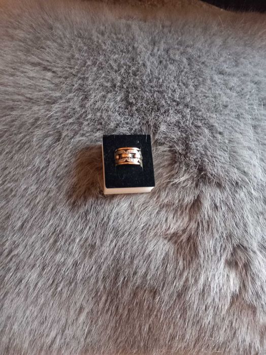 Anel de prata e ouro muito bonito e com zircônias