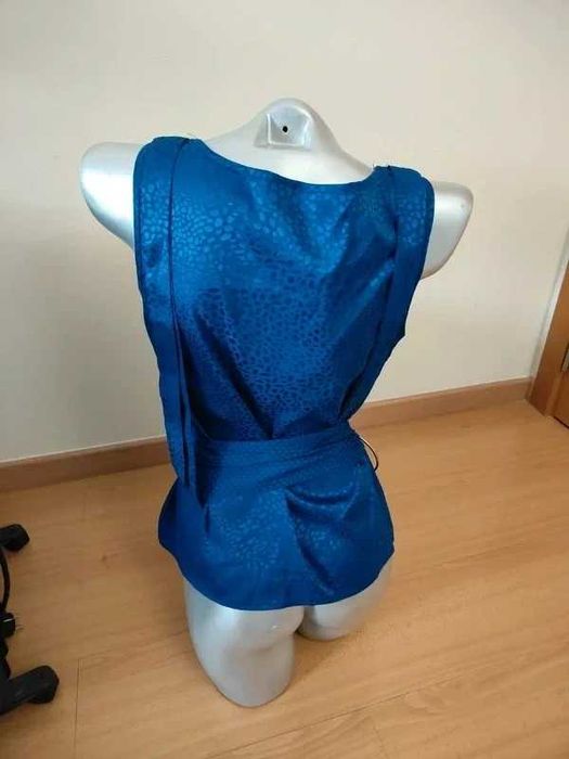 Blusa da SHEIN, S (36), é uma peça casual e elegante que se destaca pela sua textura e brilho