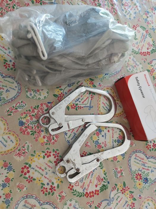 Material de segurança  2 mosquetãos grandes  5 pares de luvas e 1 0cu