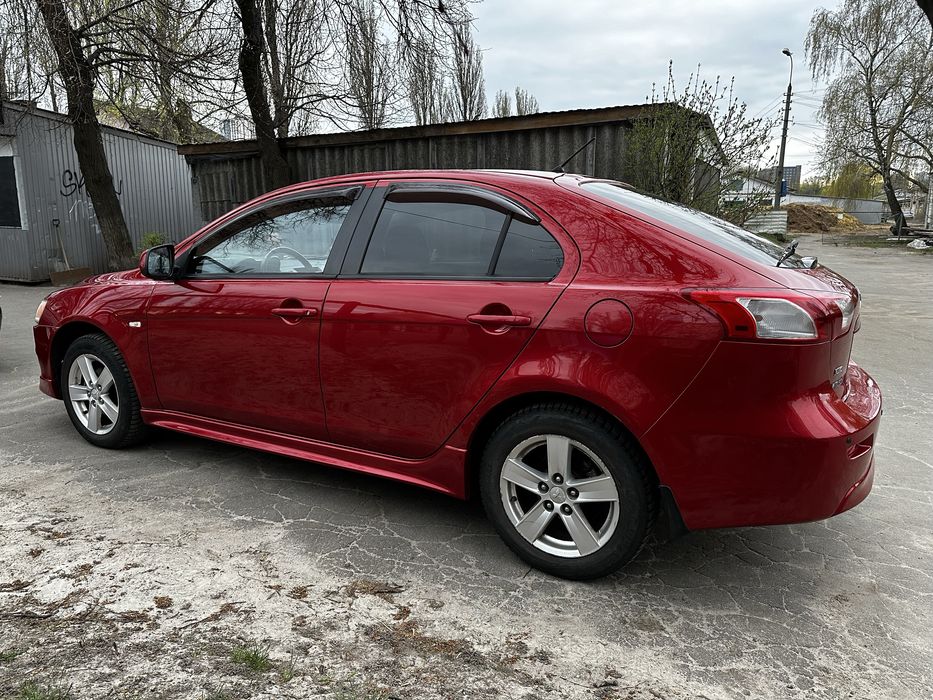 Живий Lancer X 1.8. Техніка 5/5, кузов потребує уваги.