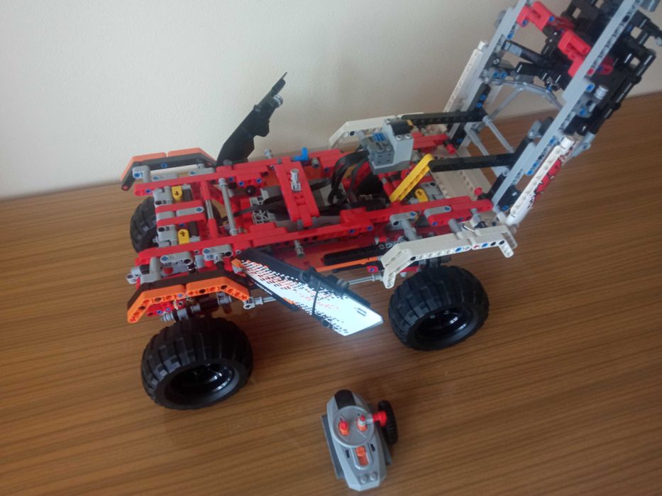 Model LEGO Technic 9398 4x4 Crawler