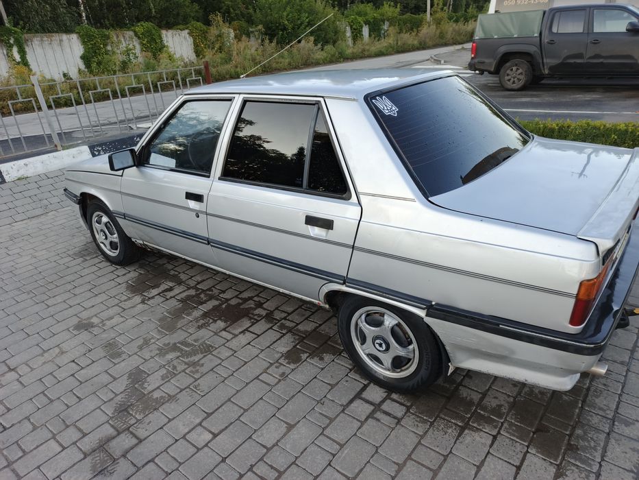 Рено 9  газ бензин