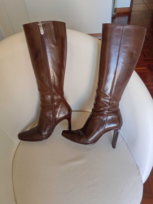 Botas castanhas de cano e salto alto em pele