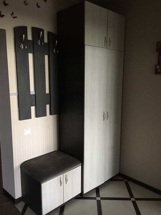 Шафа з вішаком та пуфом