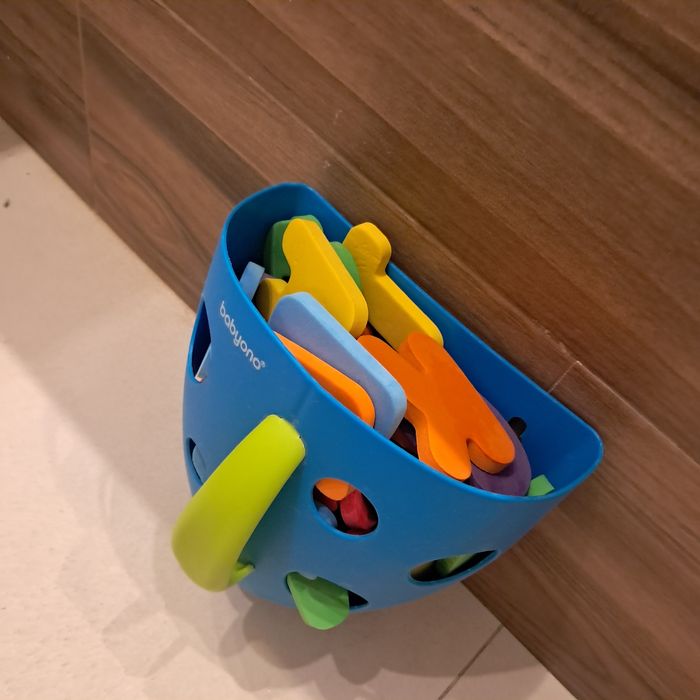 Piankowe literki do wody z pojemnikiem