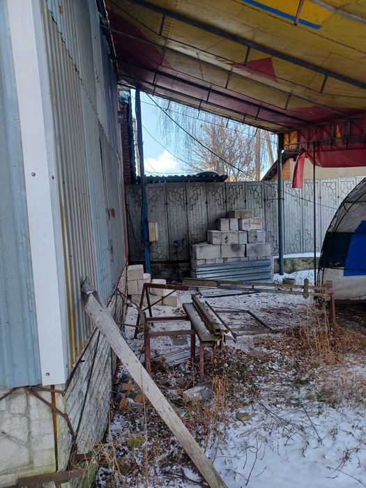 Продам в м.Мерефа магазин та ангар  з 9/25 житлового будинку