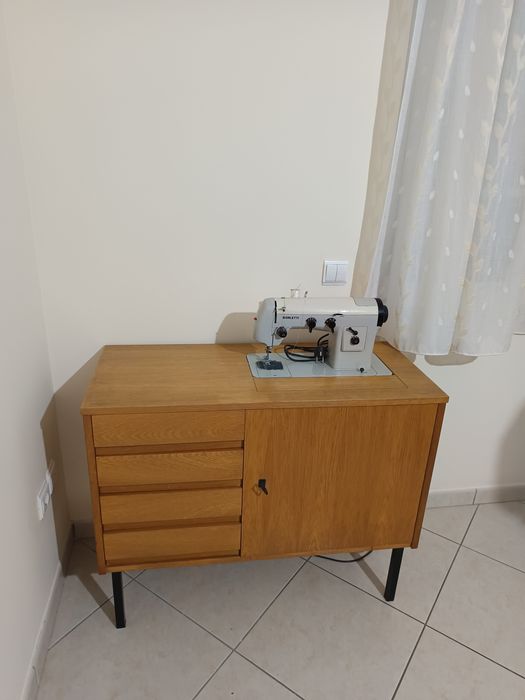 Máquina de costura com móvel