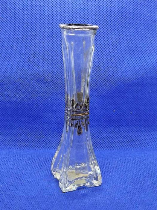 Jarra pequena em vidro com aplicações em metal