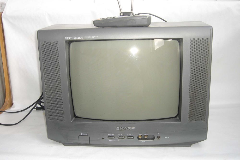 Телевизор Шарп и медиаприставка Попкорн.