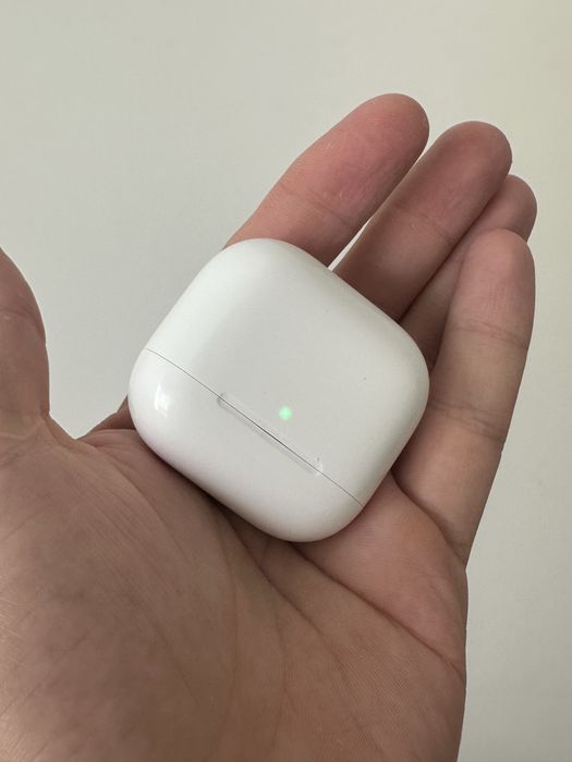 Etui ladujace airpods 4 A3053 A3050 A3058 Stan idealny