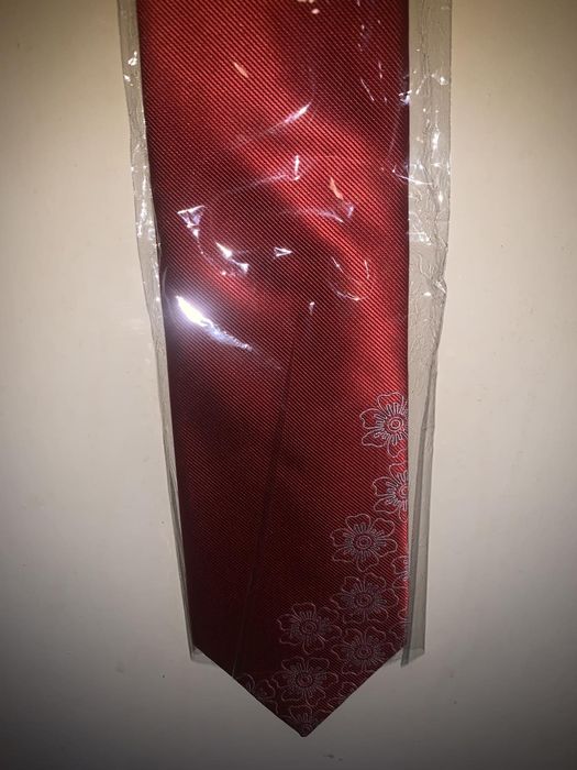 Галстук красного цвета