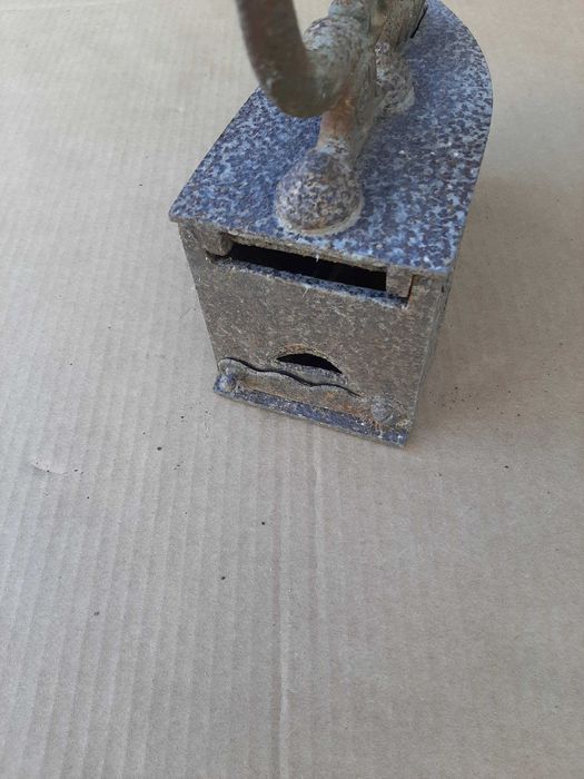 Ferro de engomar a brasas com galo, Oliva