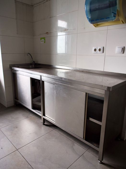 Bancada de cozinha em inox com 4 portas de correr