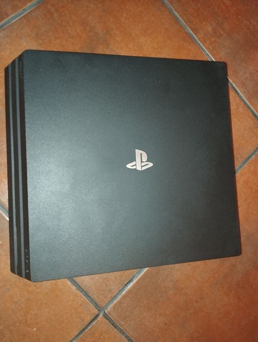 PlayStation PS4 PRO com cabos  e um comando como nova
