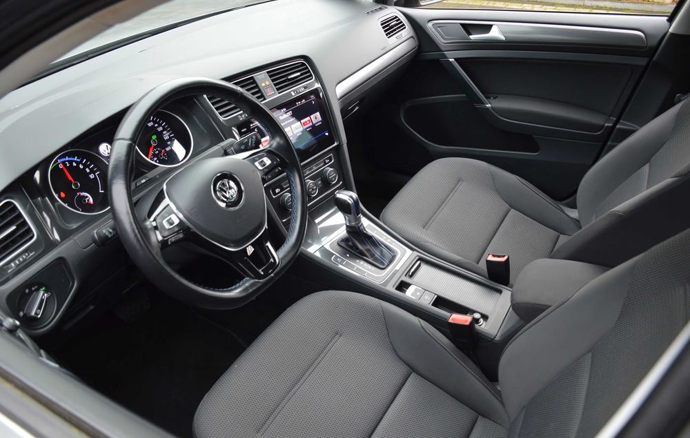 Volkswagen e-Golf      2018