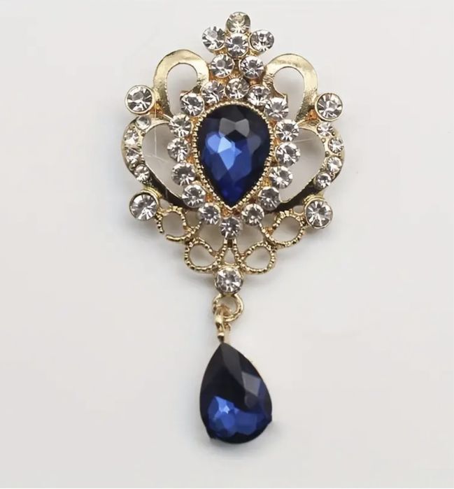 Elegancka broszka z błyszczącym wzorem kwiatowym