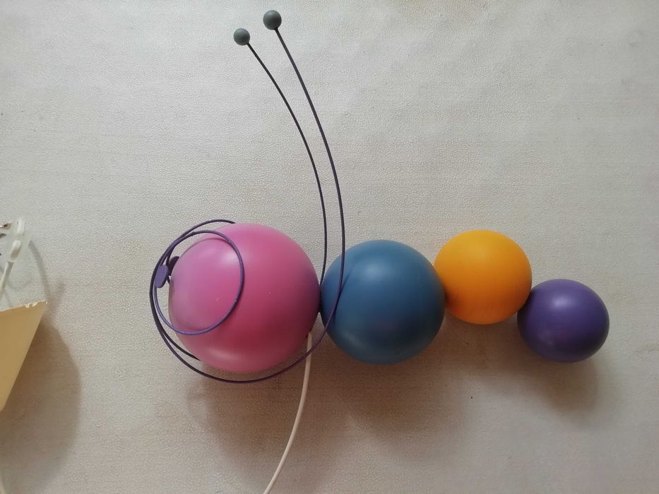 Vende-se candeeiro de quarto de criança por 7 euros.