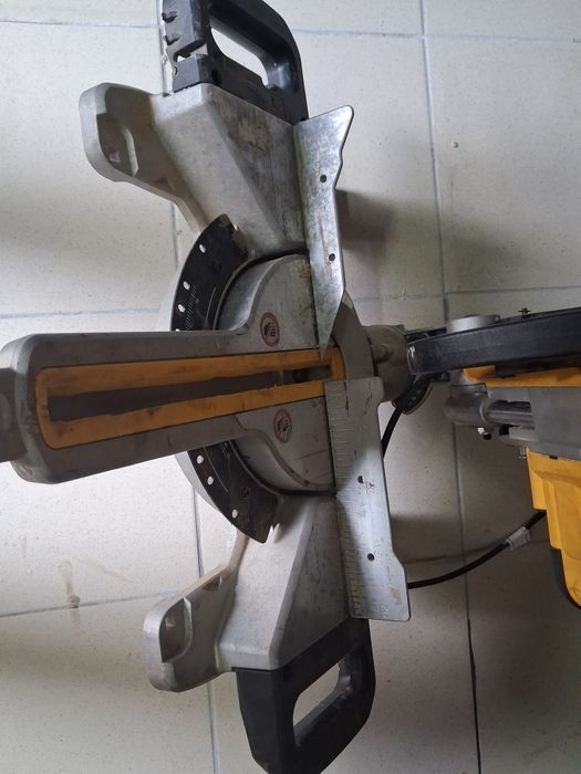 DEWALT DWS773 Торцовка