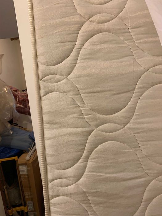 Colchão branco de solteiro