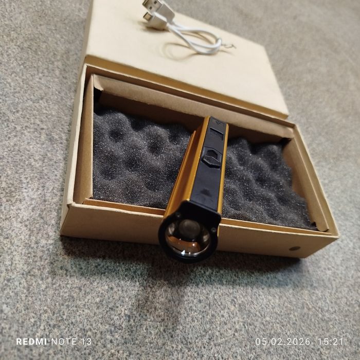 Повербанк з ліхтарем та запальничкою