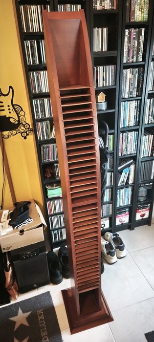 Estante elegante em cerejeira para CDs – peça decorativa única