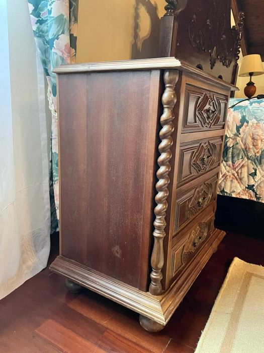 Mobilia quarto completa em madeira.