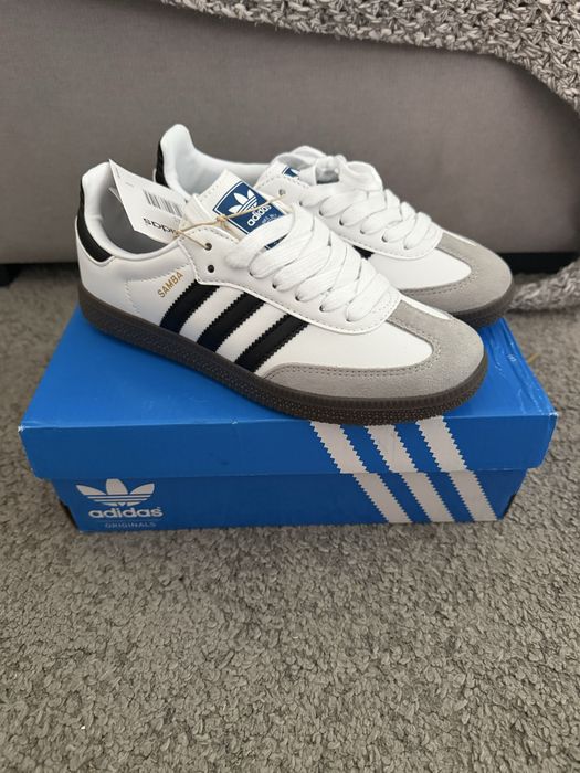 Adidas samba.