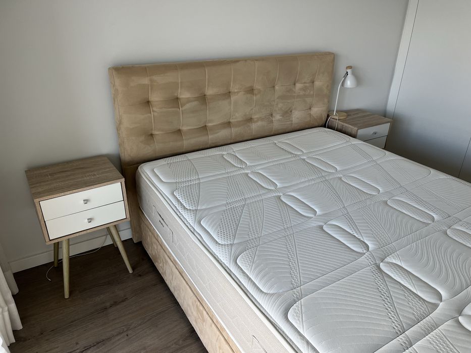 Cama de casal com arrumacao e colchao
