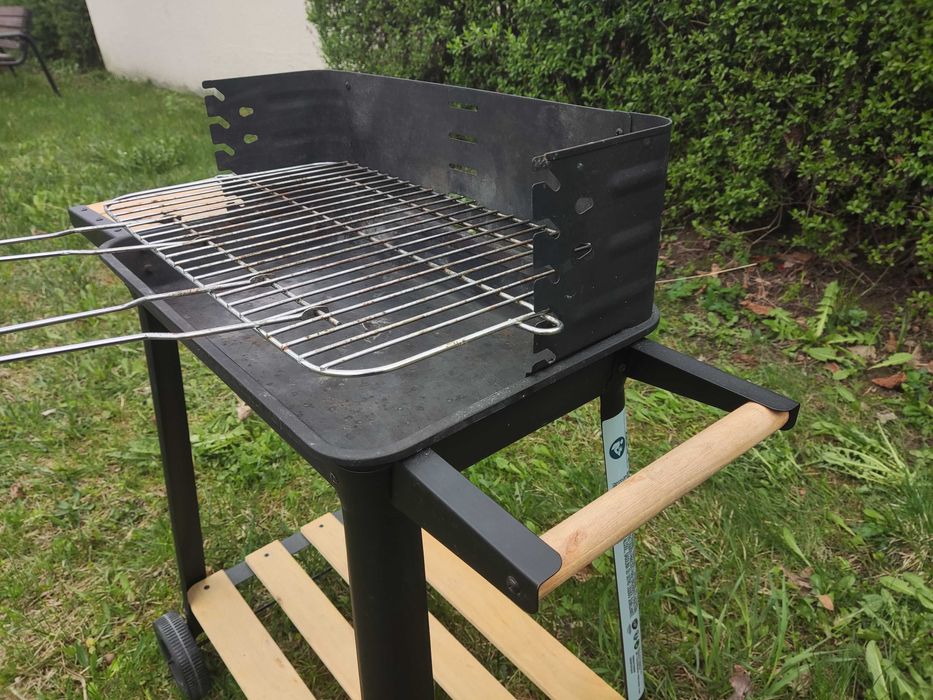 Grill węglowy na kółkach ze stolikiem