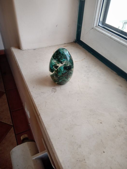 Ovo com fragmentos de malaquite